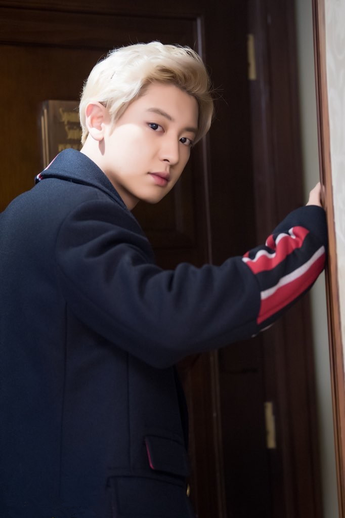 exo朴灿烈d社公开tommy hilfiger花絮图,毛灿拿个望远镜瞄谁?