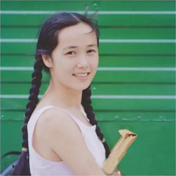 蒋雯丽年轻时曾这般惊艳,扎着麻花辫清纯动人,现48岁仍美得脱俗
