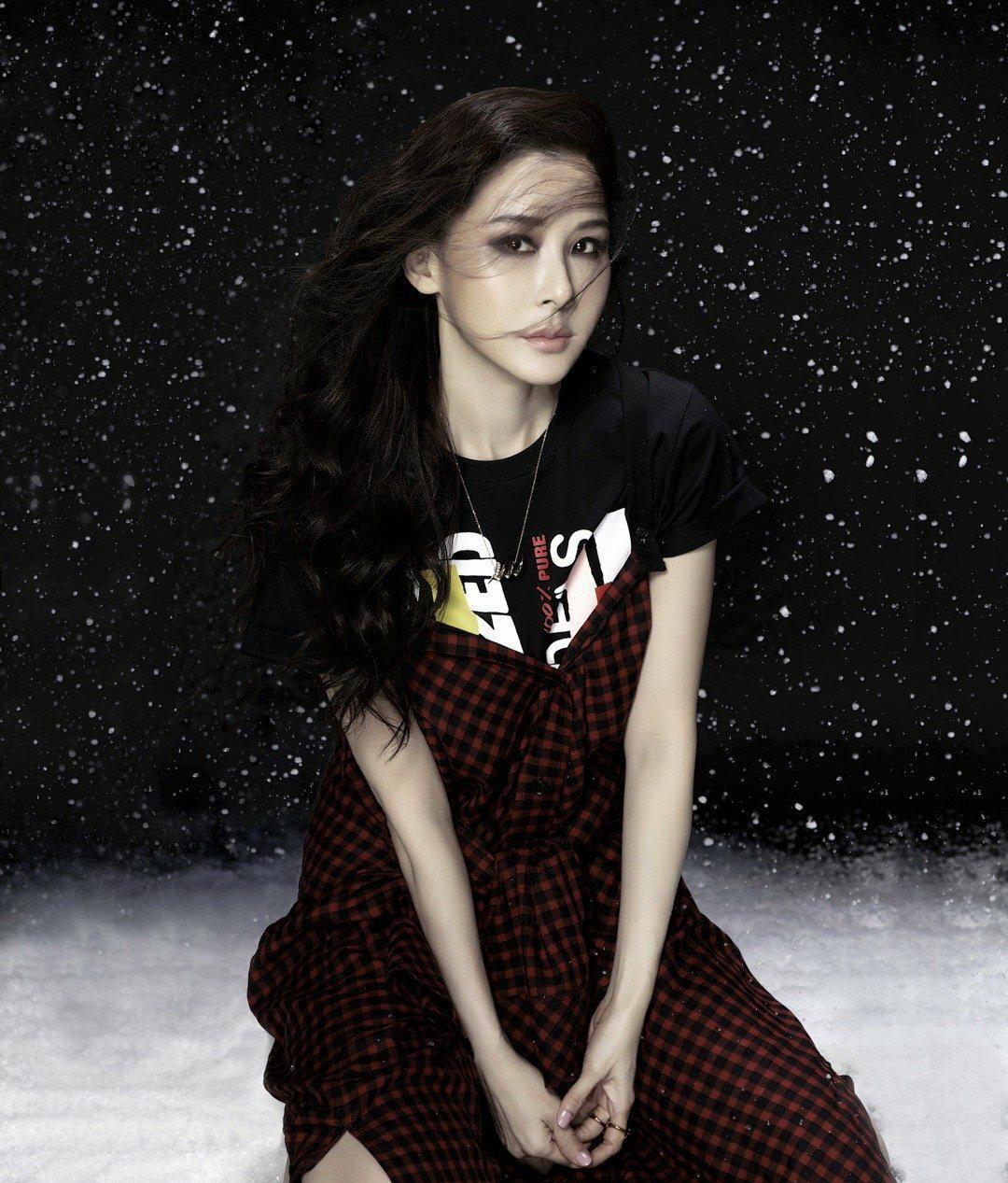 萧蔷真敢穿,上衣打了结秀出马甲线,超短裙配打底裤身材a爆了