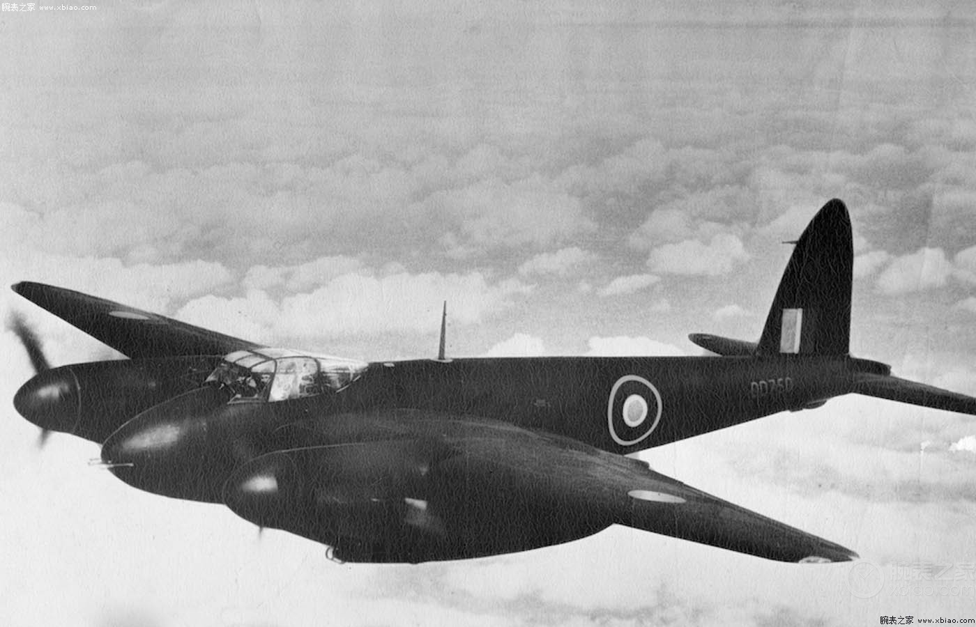 致敬航空传奇 百年灵推出aviator 8蚊式轰炸机腕表