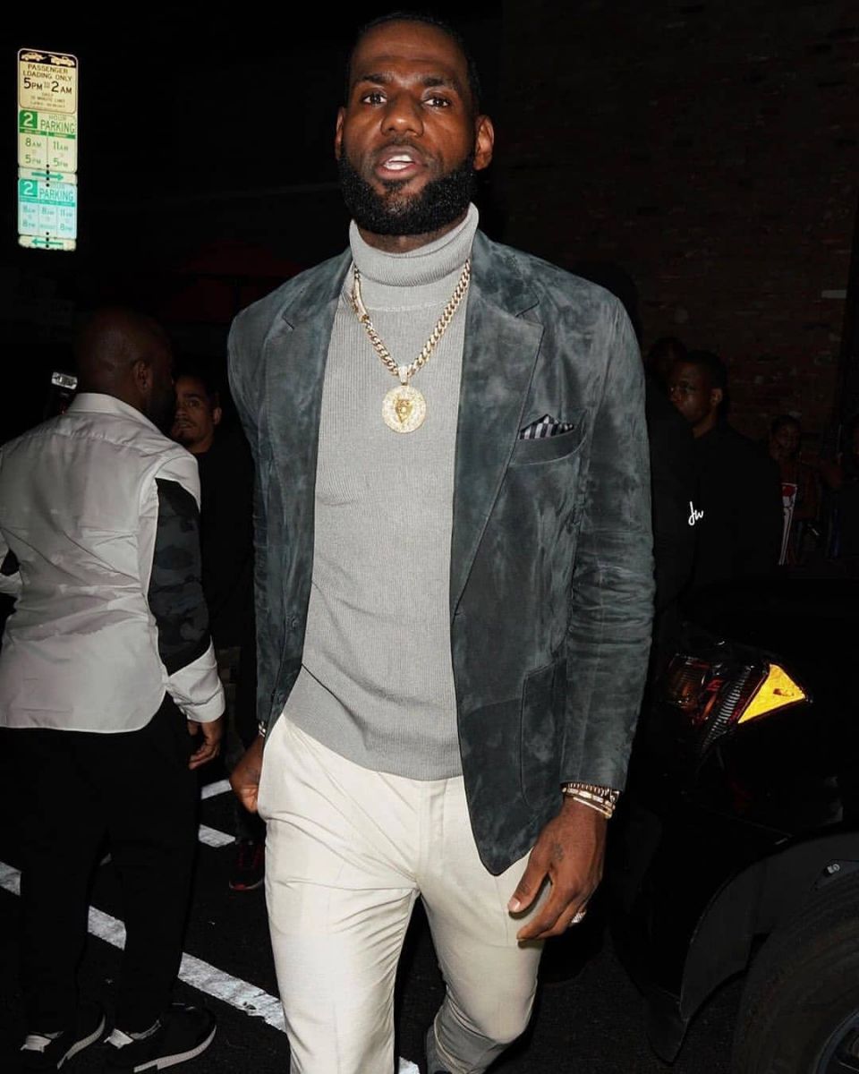 潮流型男!詹姆斯社媒发布参加派对时尚帅照