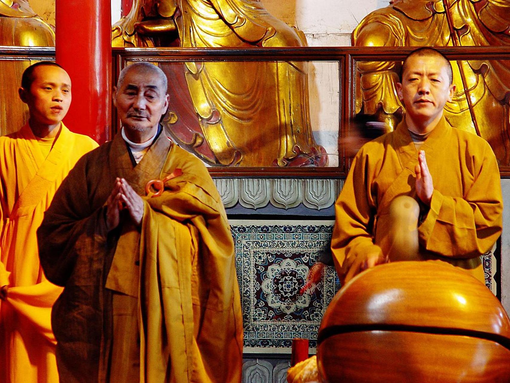 鸡鸣寺以和尚为主,和尚和尼姑都是佛门的出家人,只是性别不同.