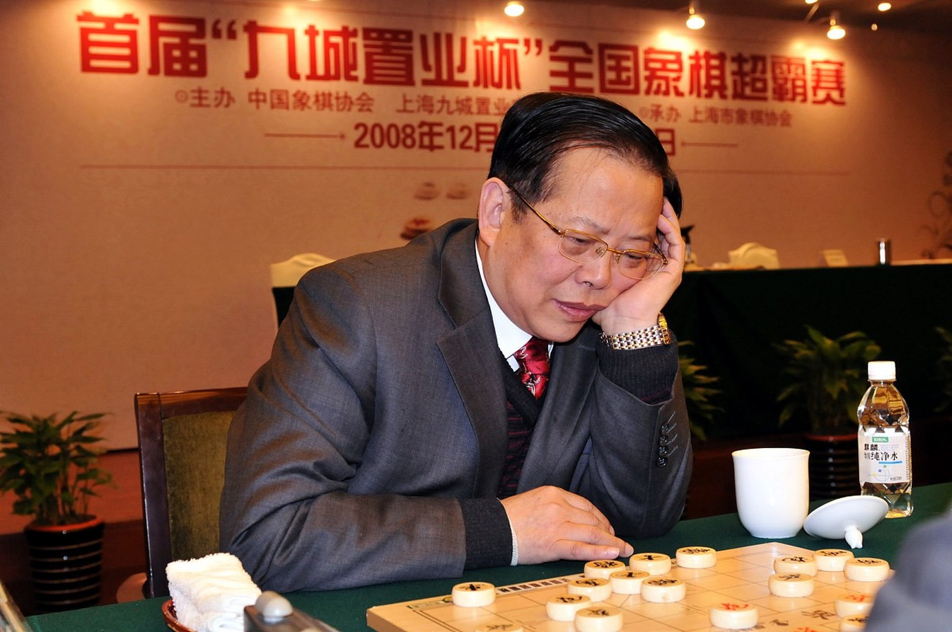 很多人往往用ai训练来评判王天一和胡荣华的棋力谁更强,这是非常滑稽