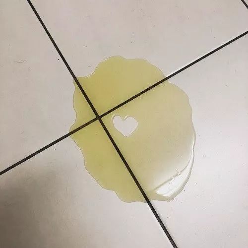 这个时候 肯定要带去犯罪现场接受批评的 但是等麻麻看到地上的尿时