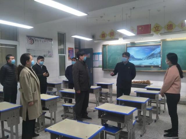 区委书记李丹冒雨到柳园口中学调研指导初三复学复课准备工作