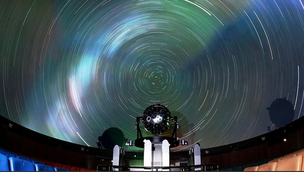 主要通过人造星空模拟表演,举办天文知识展览,编辑出版和发行天文科普