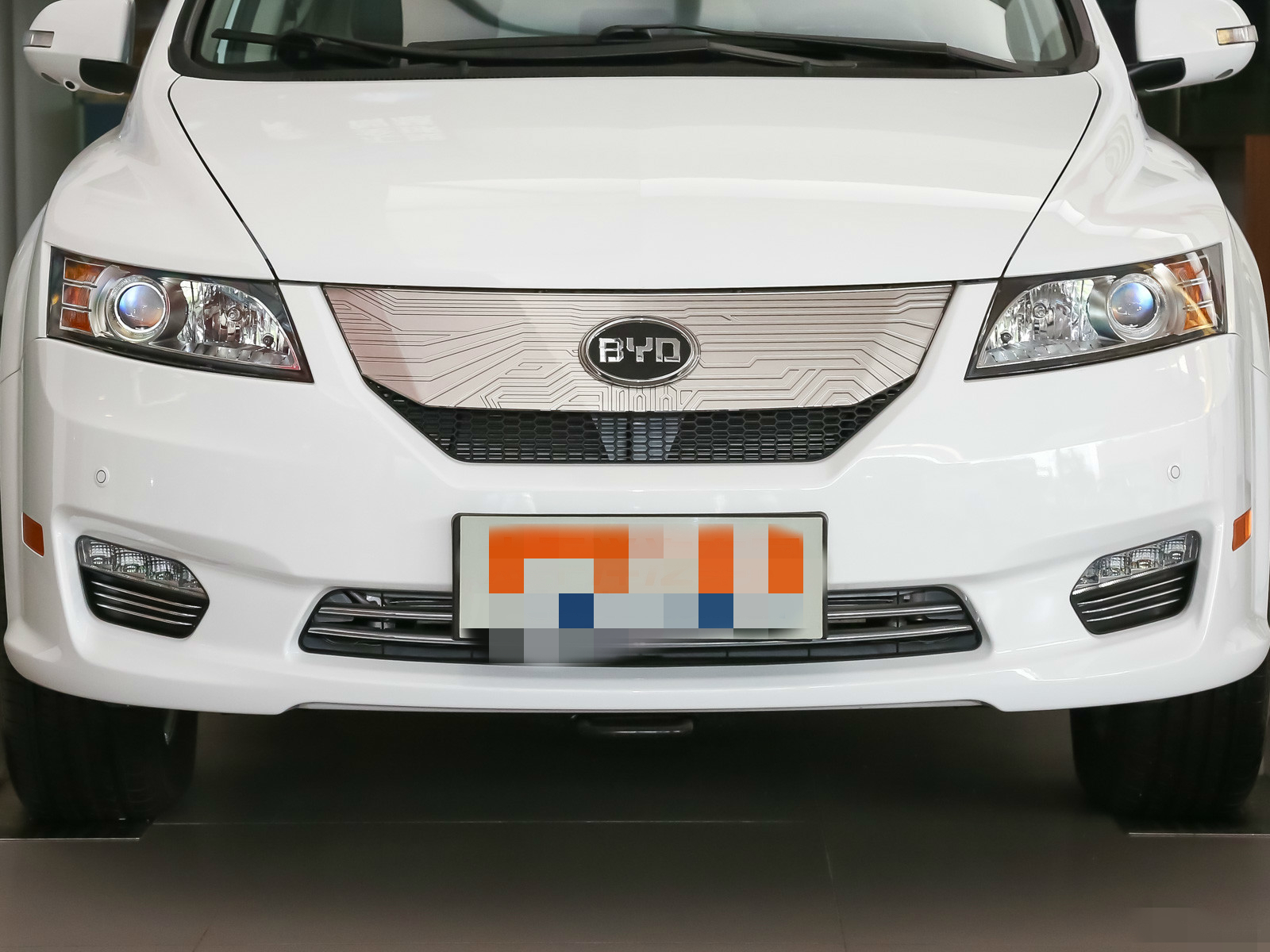 领你欣赏比亚迪e6的霸气外观