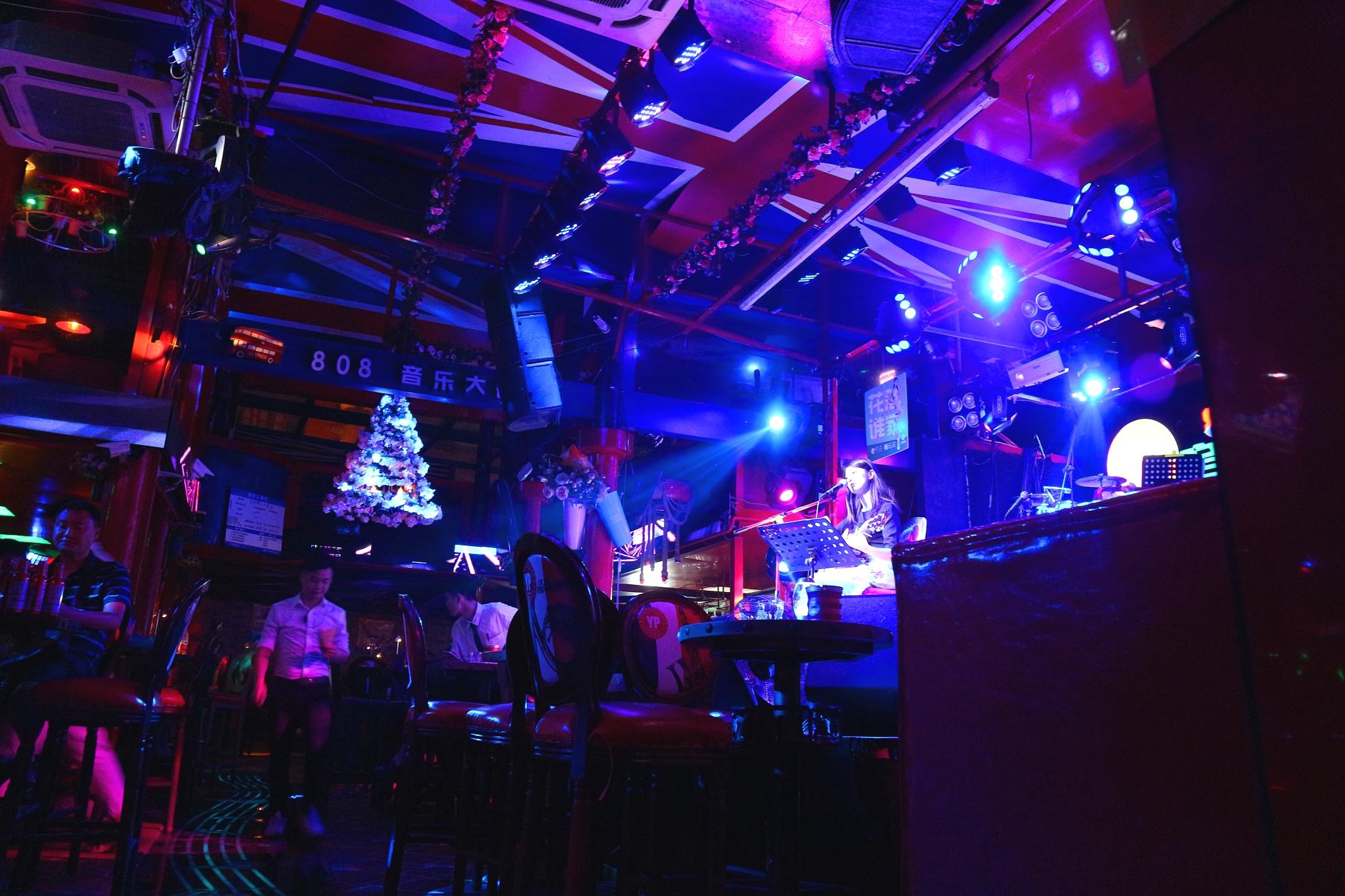 夜色里的成都九眼桥酒吧街,迷醉在灯火阑珊处