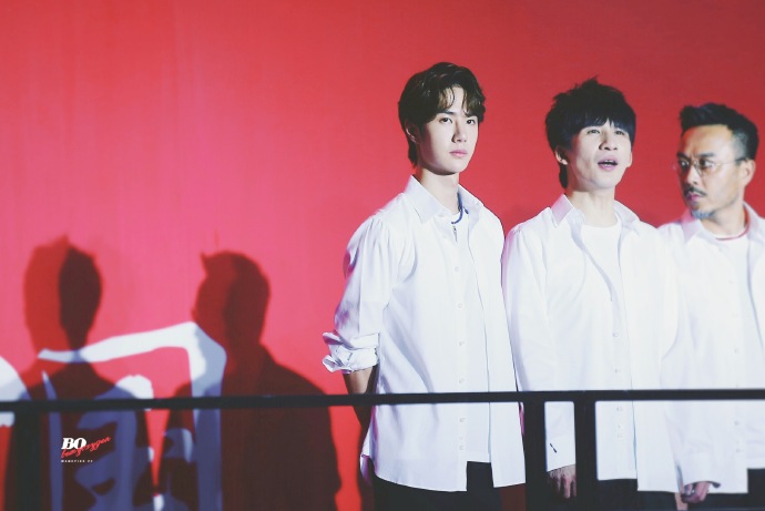 《天天向上》深夜到达五一广场录制外景 学长王一博身着白衬衫清秀