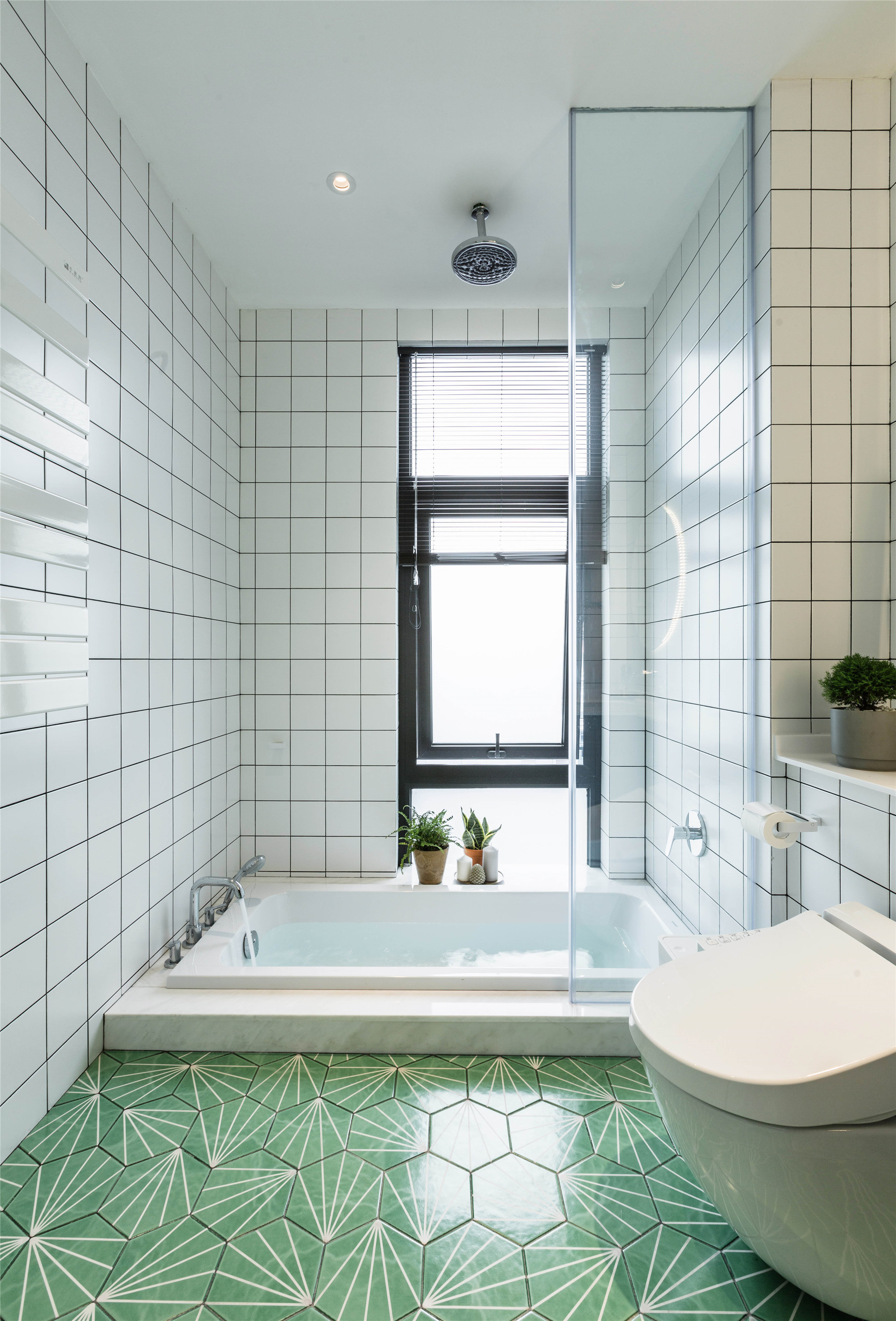 抬高地面实现下沉浴缸