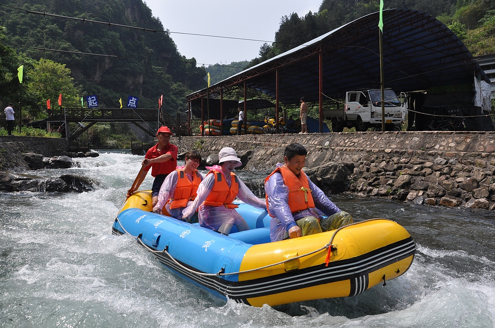 7月15日,麻城市木子店镇天景山漂流景区终点出口处,一大型货车与景区