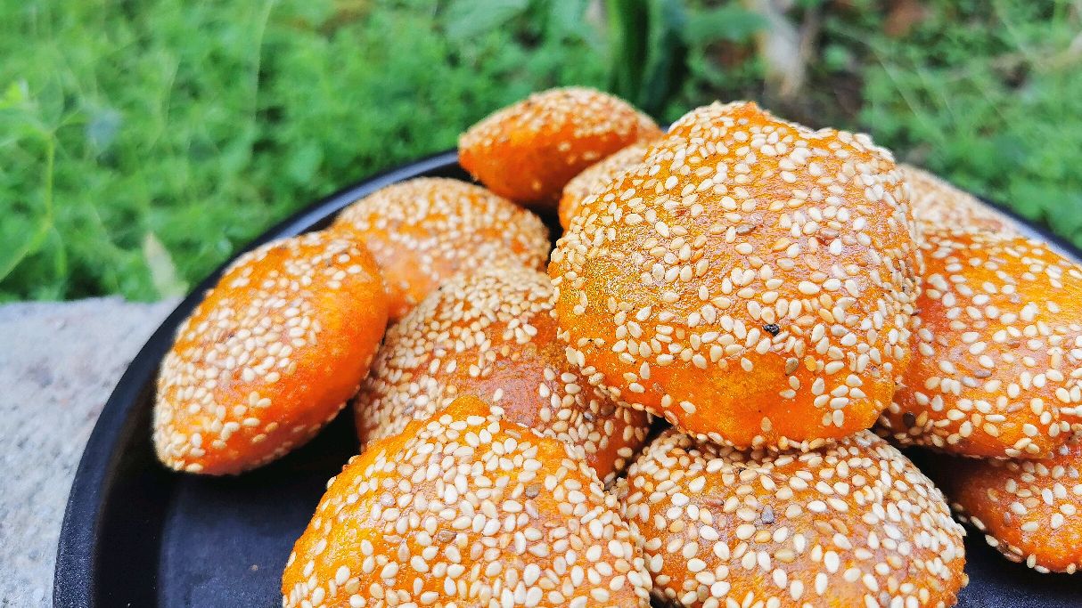 这才是南瓜饼最简单的做法,比外面买的还好吃,刚上桌就抢光了