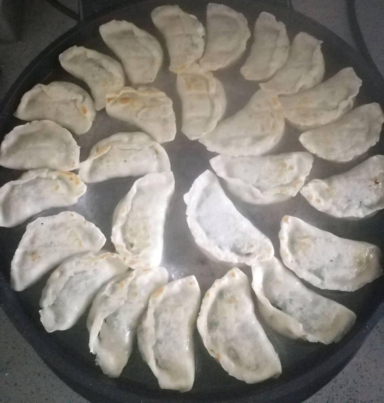自制水煎饺~烫面山药做饺皮 自制水煎饺~烫面山药做饺皮