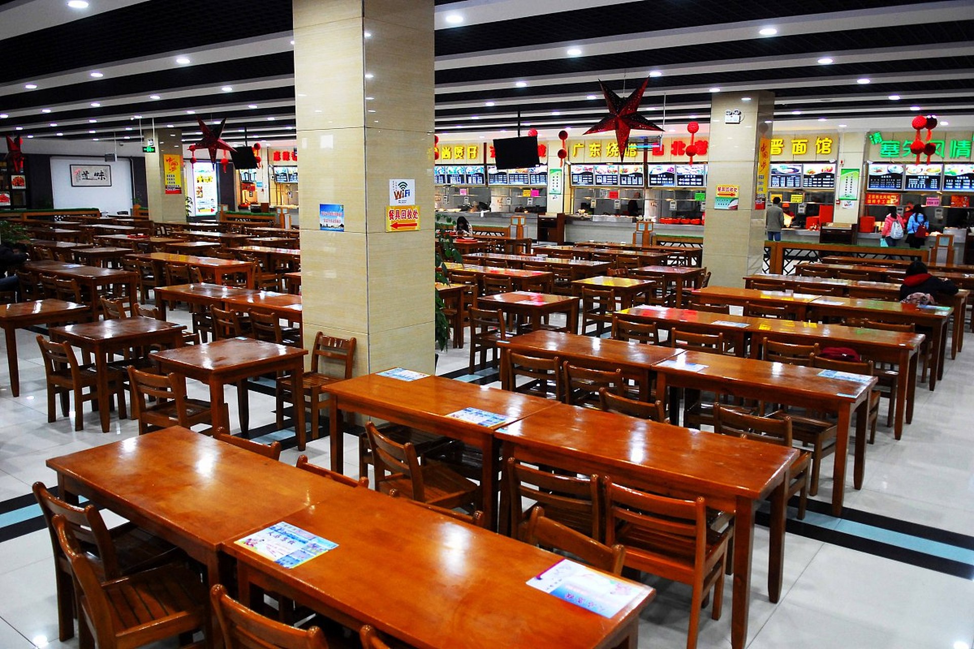 武汉大学里有多个食堂,其中比较受欢迎的有:  1,梅园食堂:地理位置