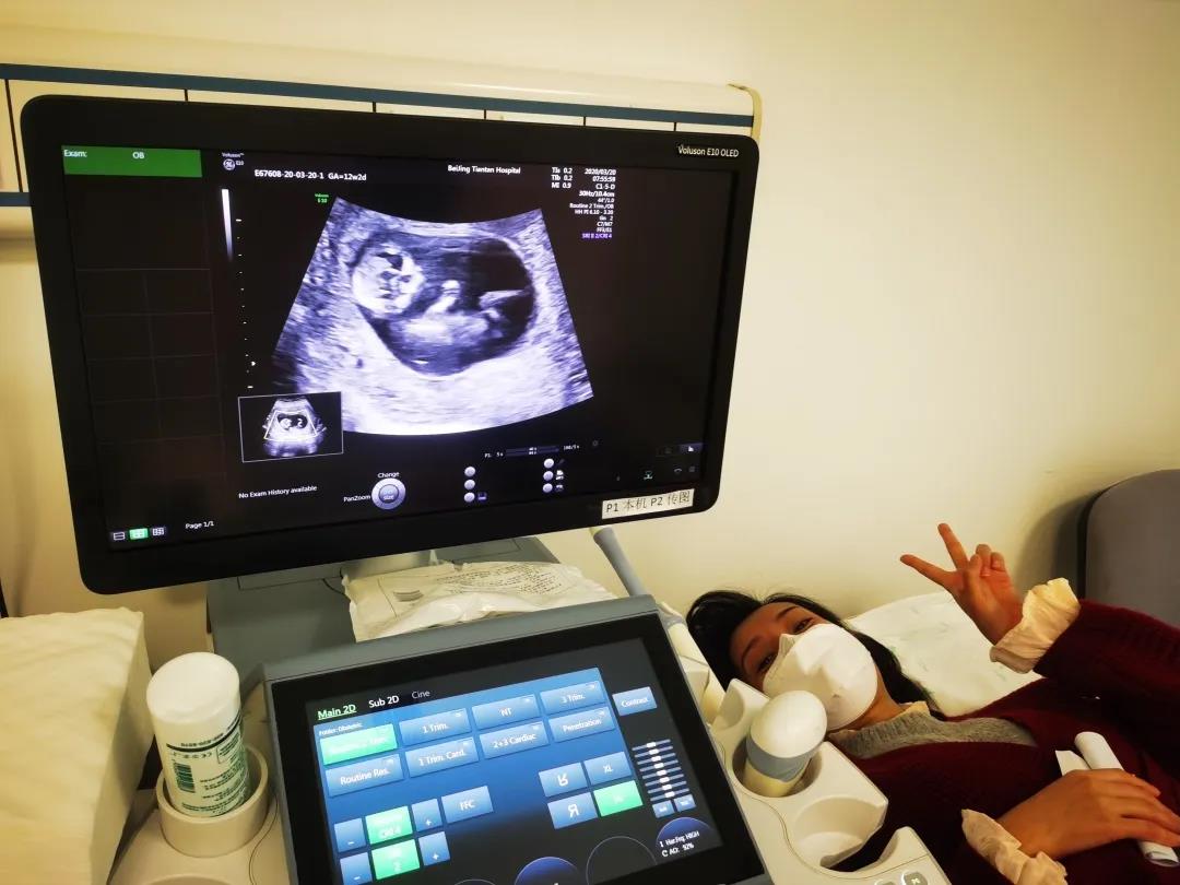 在武汉的第54天,他第一次见到了自己的宝宝