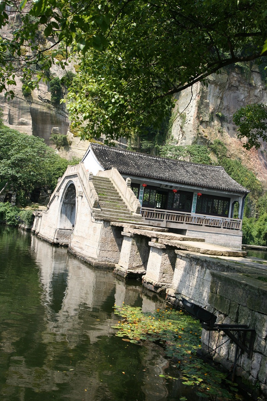 江湾景区位于江西上饶婺源,拥有丰富历史文化和自然风光.