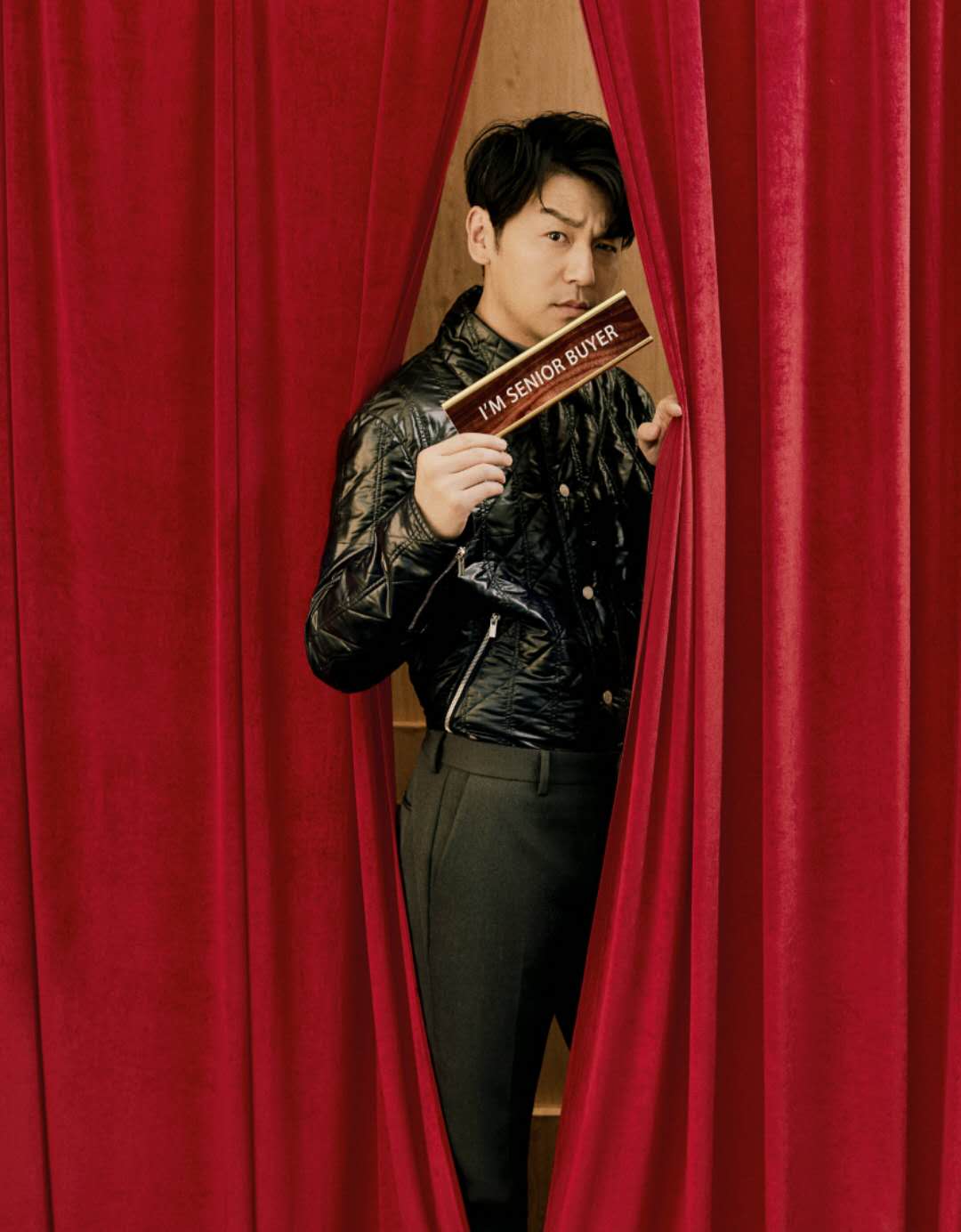 戴上眼镜的雷佳音则多了几分书生气,偏分的刘海和黑框眼镜,加上绿棕色