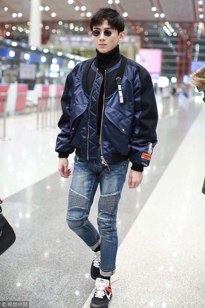 白敬亭飞行夹克搭高领off-white x nike小黑鞋帅气阳光