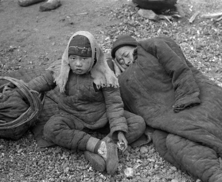 1942年河南大饥荒老照片,几百万人活活饿死,孩子被随意丢弃