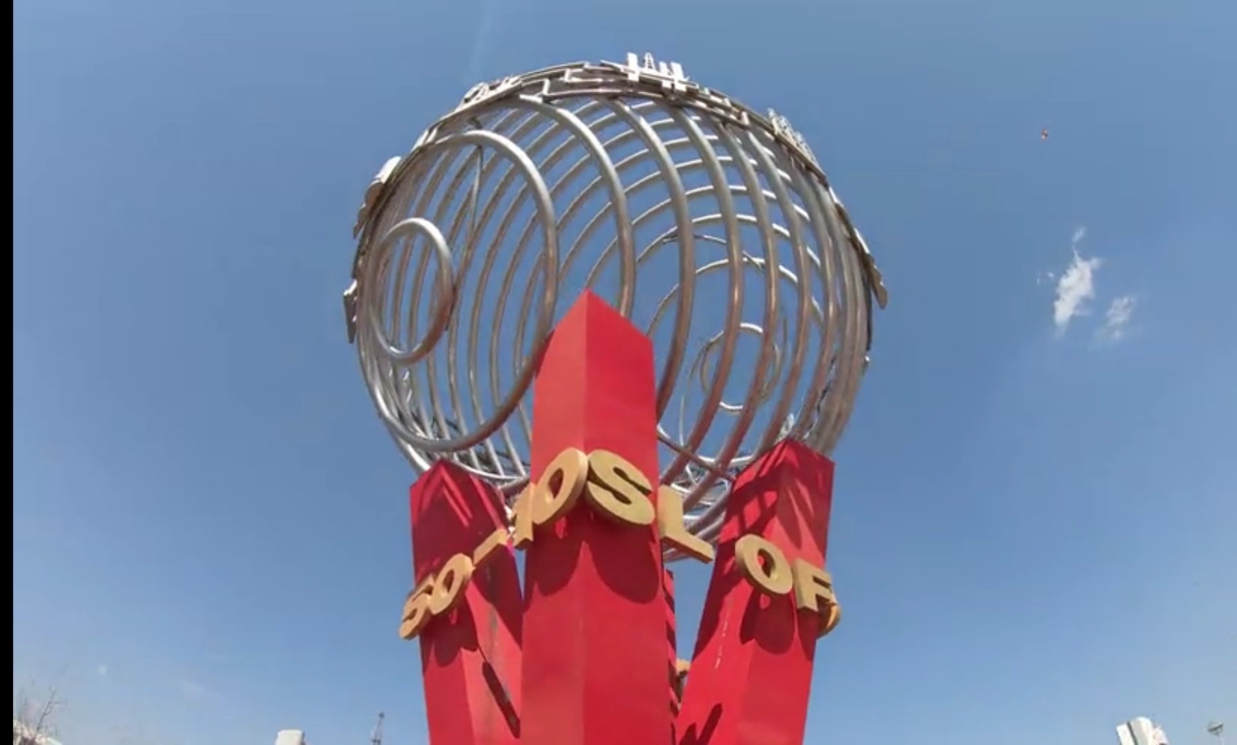 东营西城胜利广场上的胜利油田累计生产10亿吨原油纪念雕塑,壮观!