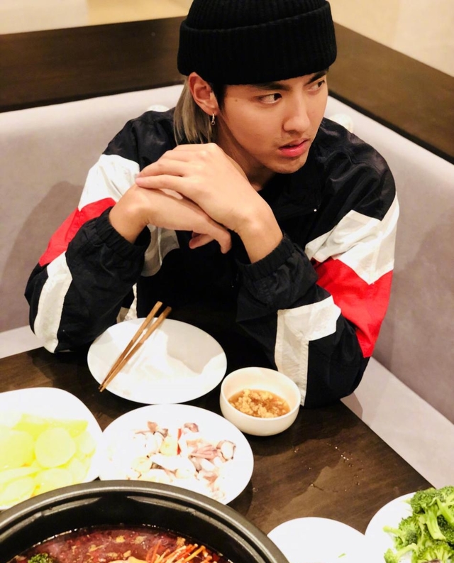 吴亦凡吃火锅不吃香菜 撞色外套新潮小胡茬男人味足