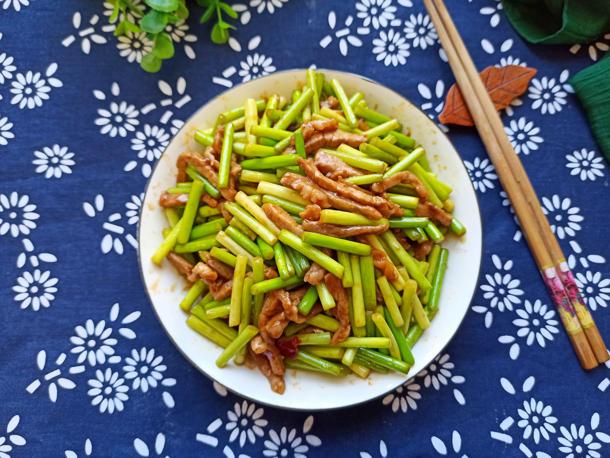 炒蒜薹时,多加一个小步骤,蒜薹色泽翠绿,肉丝嫩而不柴,太香了