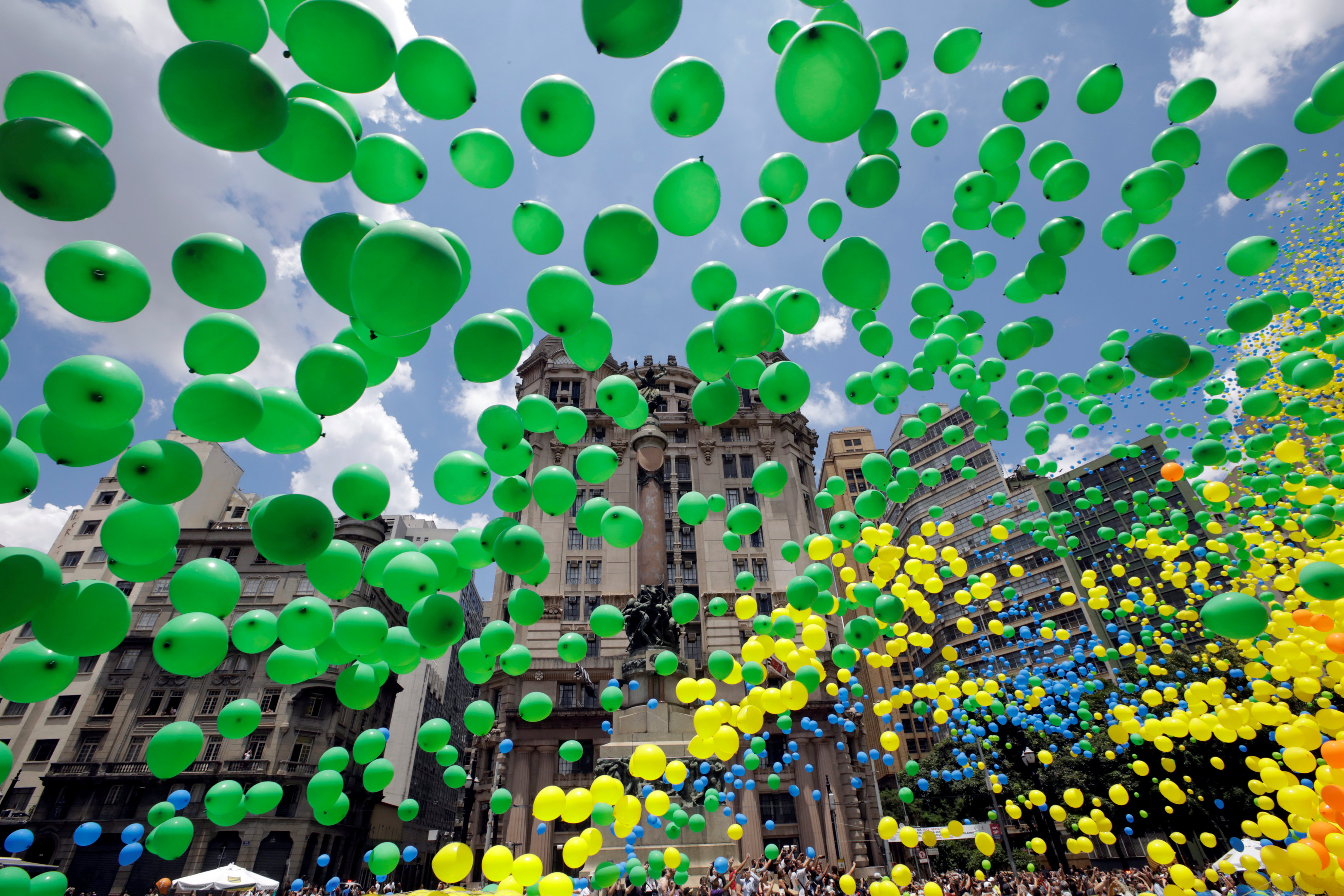 放飞气球迎新年(3)