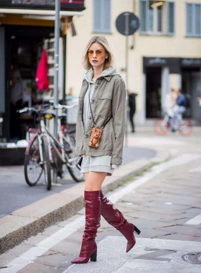街拍:秋冬女人最性感的穿搭单品,美女必备过膝长靴,大秀美腿