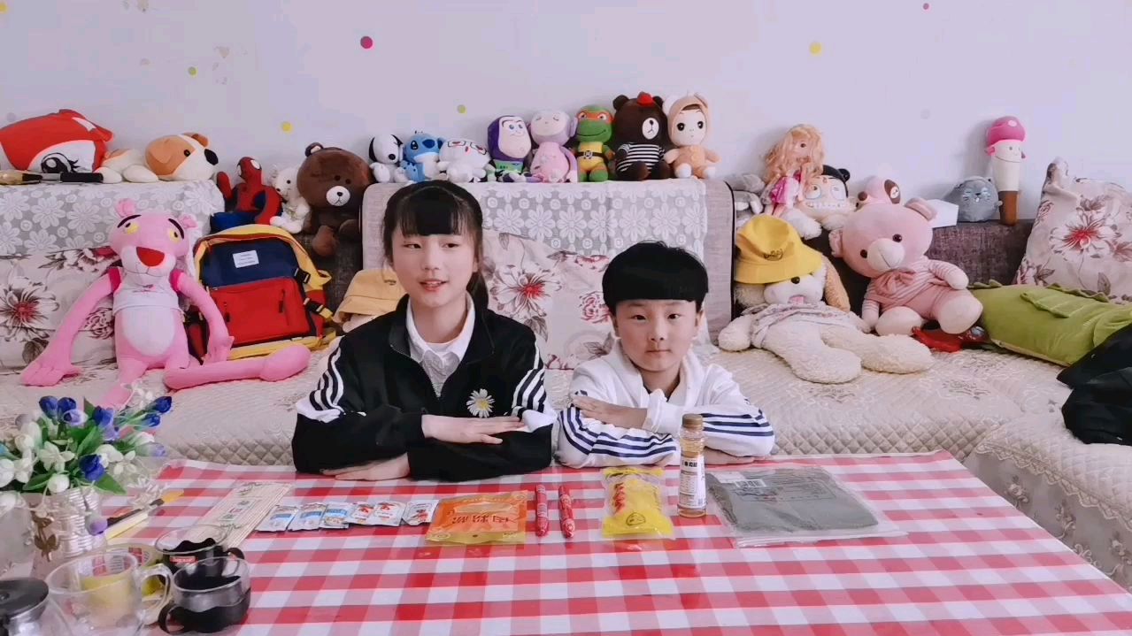 小柚子在家给弟弟做最喜欢的寿司,卖相太难看,弟弟确说很好吃