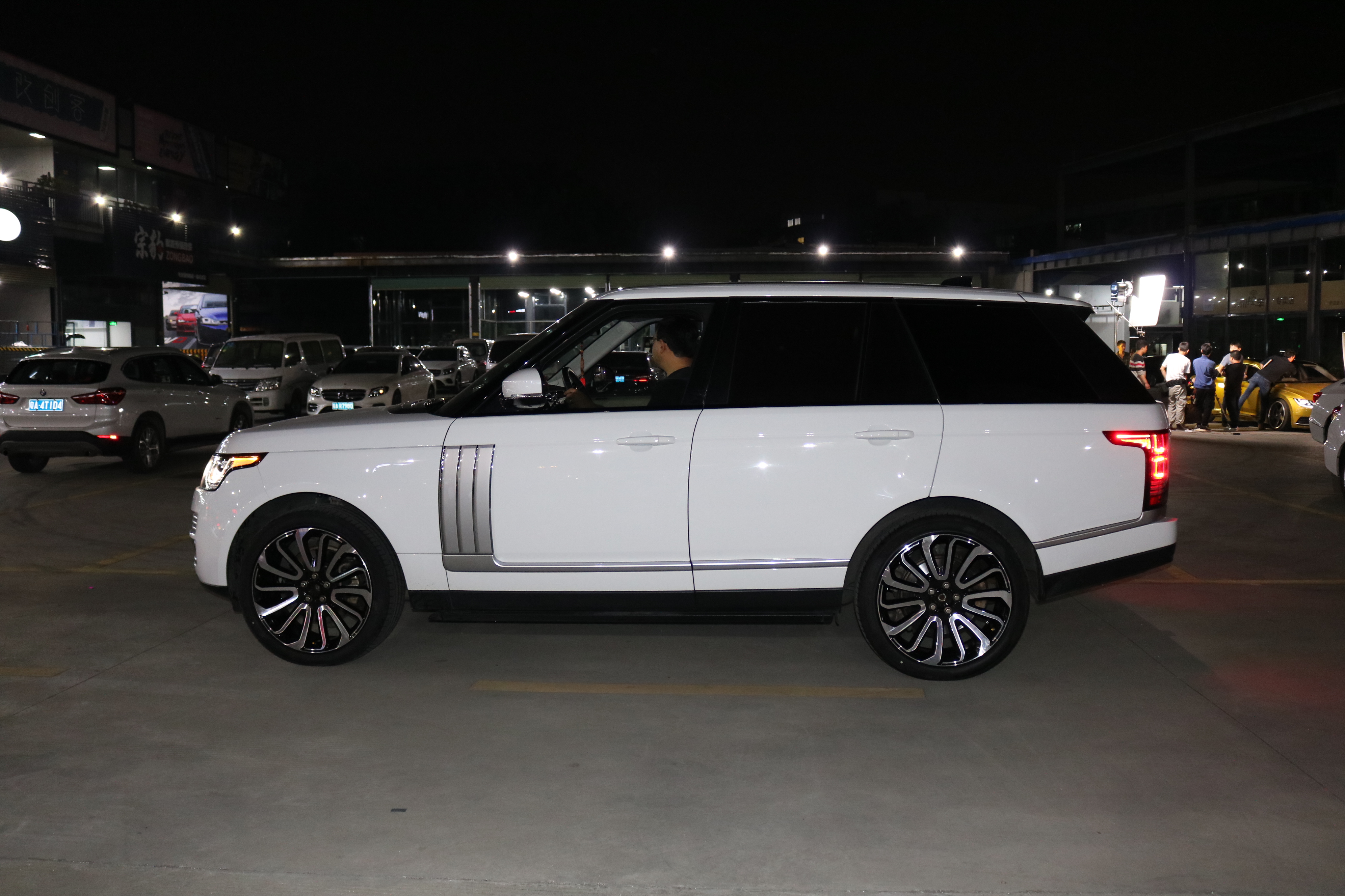 路虎揽胜刀锋轮毂 风火轮炫酷登场22寸刀锋轮毂霸气十足