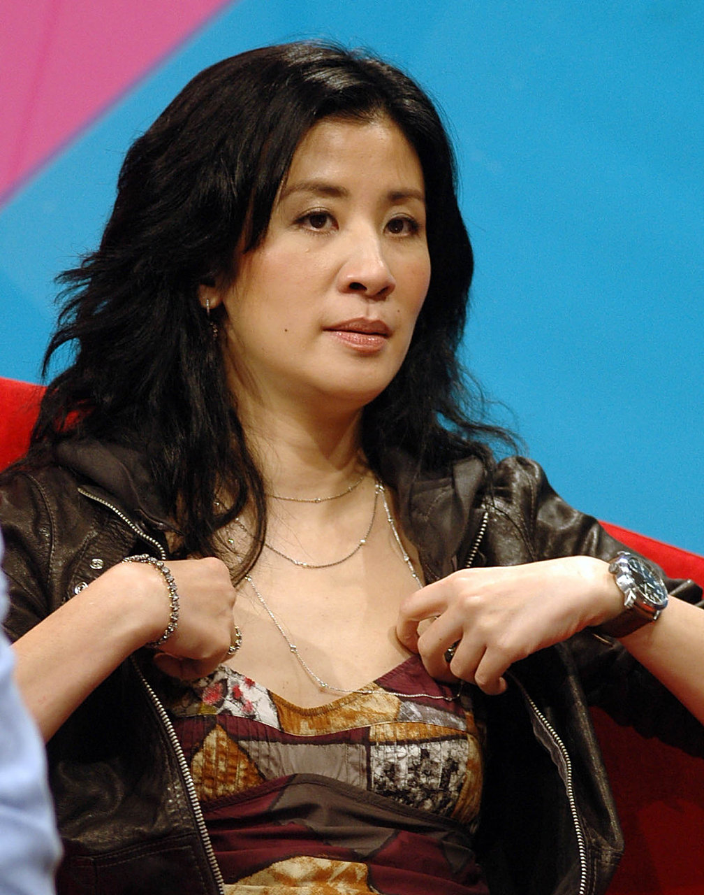 近日,有报道称,吴君如为力捧女儿出道,一家三口首度拍摄广告.