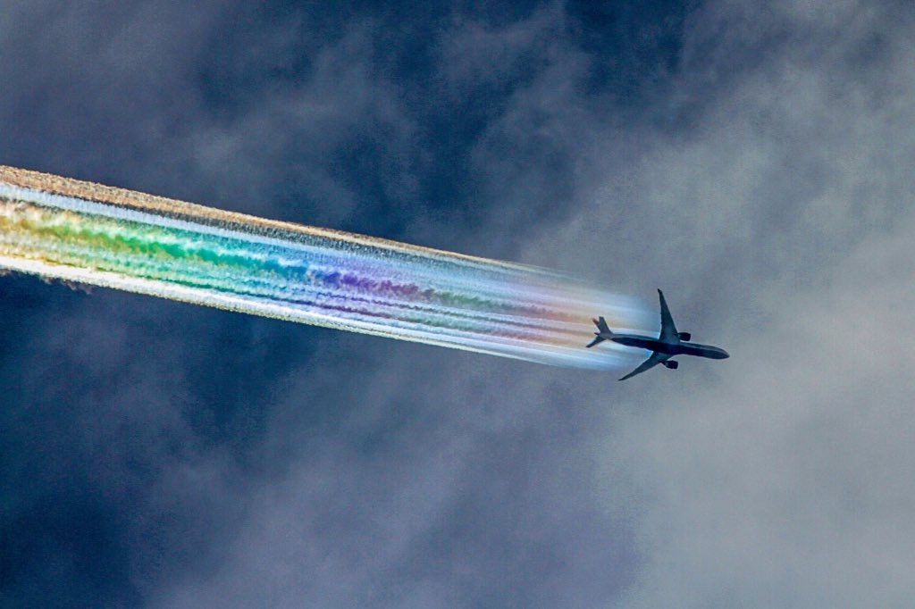 奇景!德国摄影师拍下超美"彩虹飞机云"