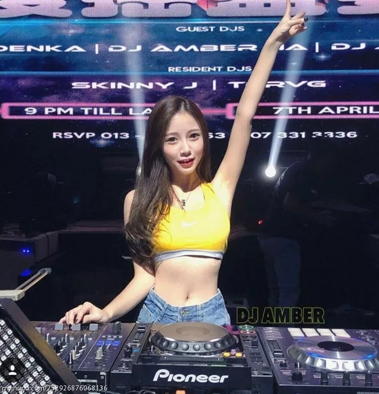 体育宝贝里她也很大胆,有水汪汪的大眼睛,和她比柳岩都得认输