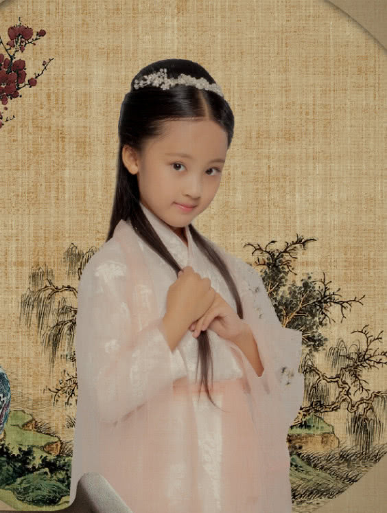 穿着古装的张婉儿也是非常的温婉可人了,而且,还非常的仙气.