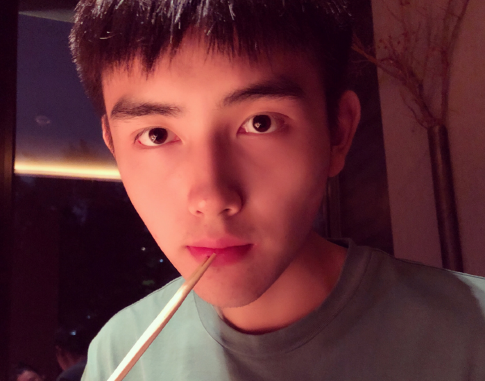 陈飞宇亮相北电初试现场,低调装扮素颜出镜,网友:真的好亮眼