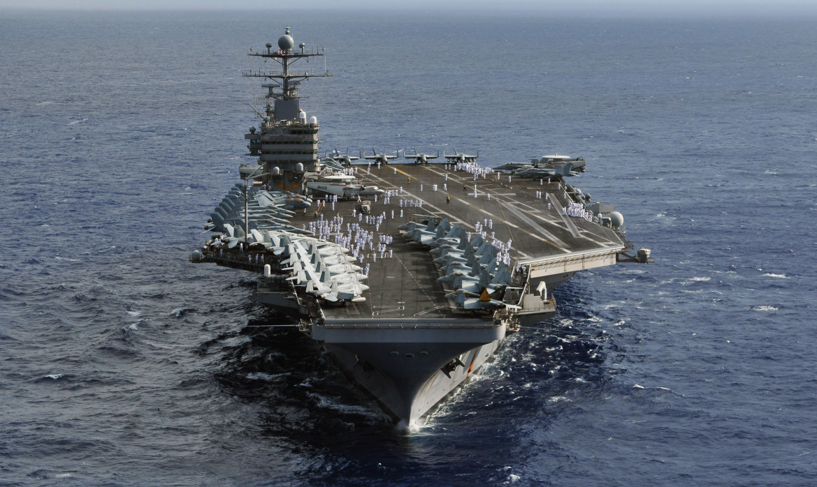 波斯湾美军突然遇袭,五架舰载机当场报废,事发海域出现伊朗船只