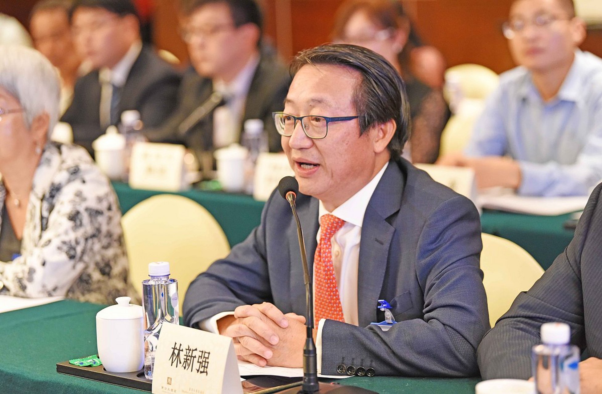 张潇当律师多年,一直工作很忙,是新青年律师中的先进代表,今年,终于