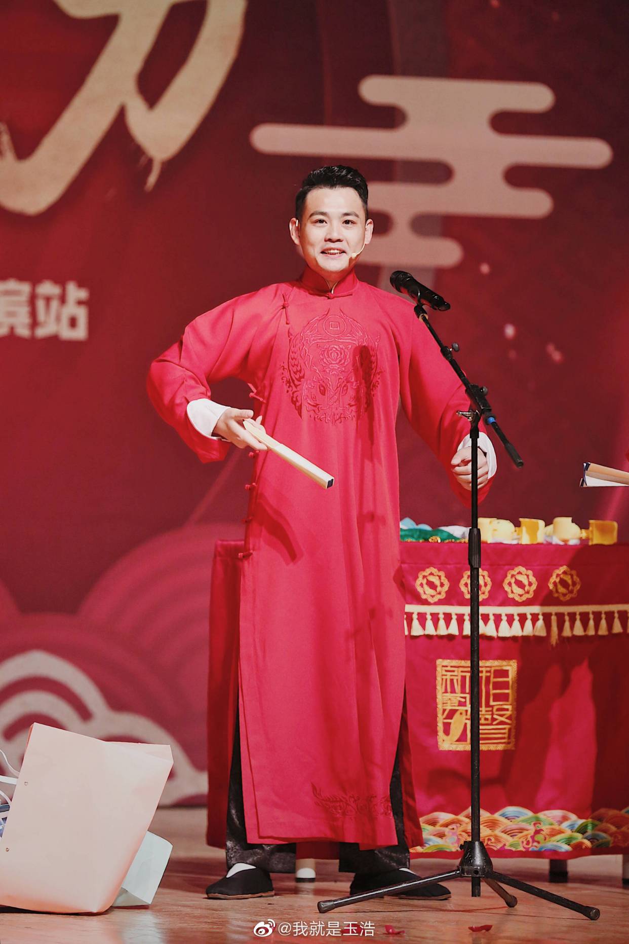 喊郭德纲"亲师大爷",住250元租房,29岁爆红开茶馆,玉浩有才