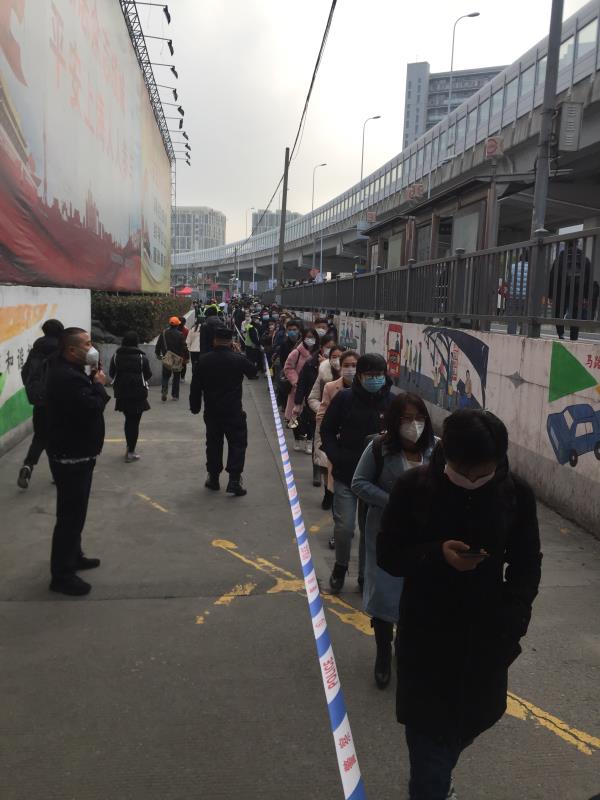 上海地铁限流首日,地铁九亭站采取出入口半封闭措施,站内限流作用明显