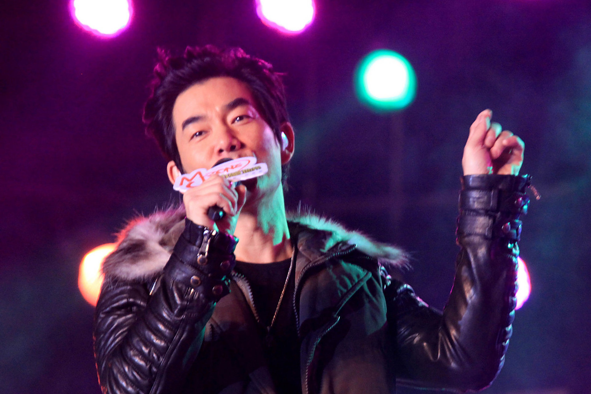 演唱会现场有一位已经认识任贤齐22年的女孩,当年她年幼时患有先天性