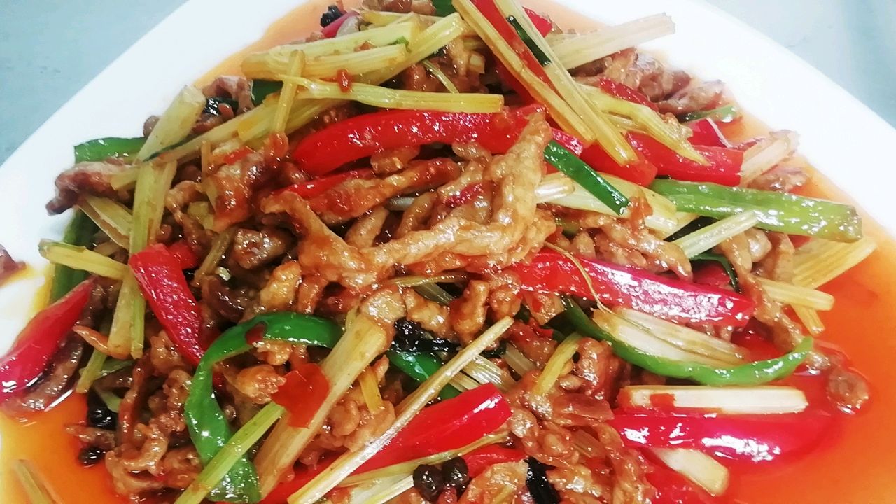 小芹菜炒肉丝,这样做味道酸辣,开胃又下饭巴适