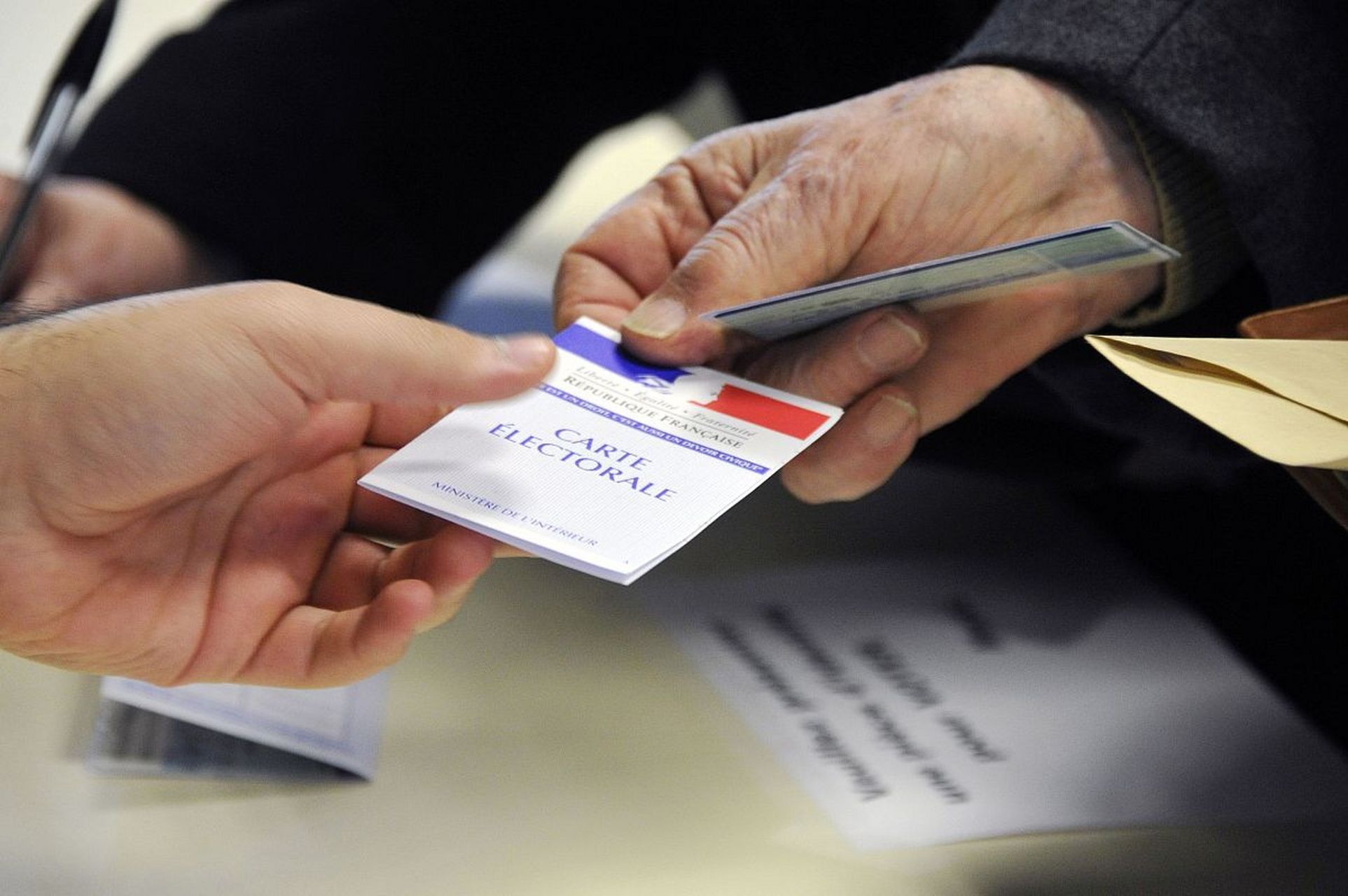 索取名片的几种方法:  在商务场合,交换名片是一种常见的礼仪,也是