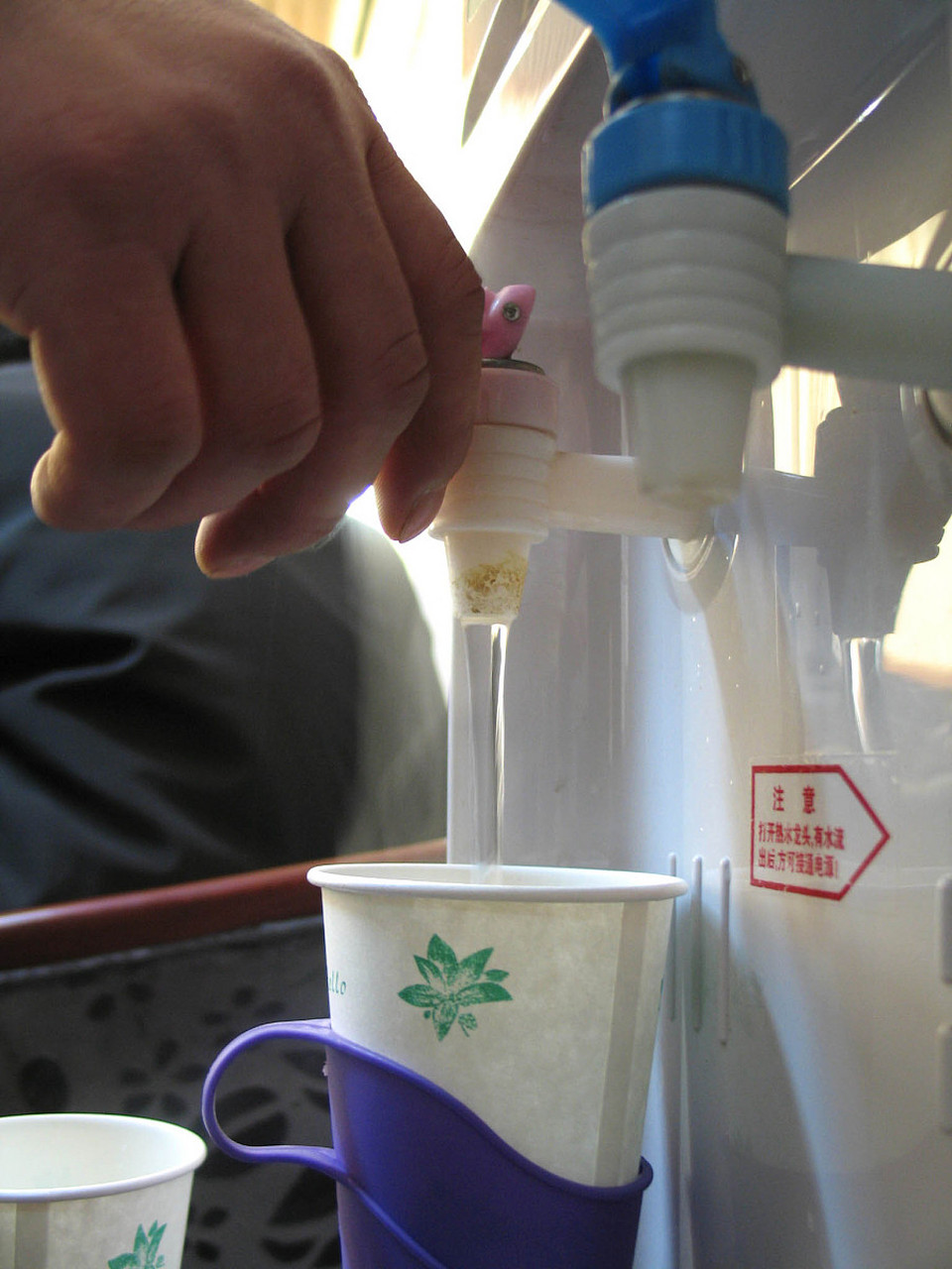 近日,有网友爆料称在上海一家火锅店内,员工从热水器接水直接冲饮料.