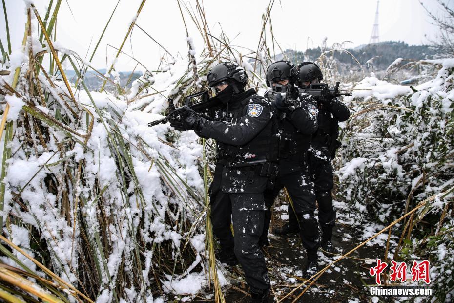 四川德阳特警开展雪地"冬训"