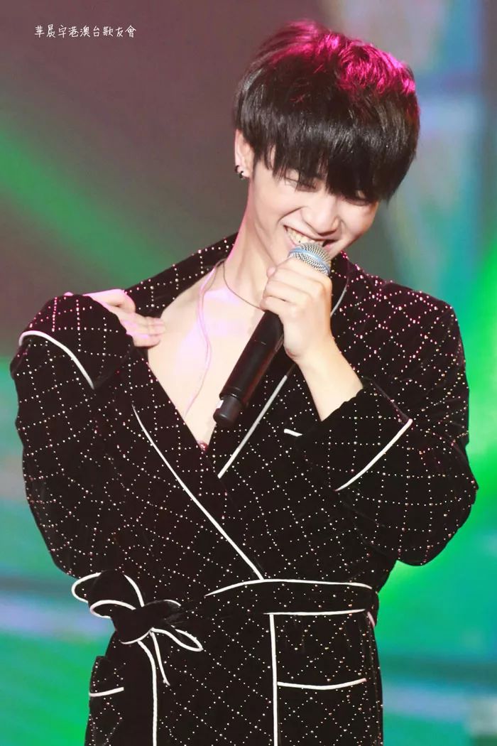 华晨宇明明很保守却性感到极致 尤其是穿上这个系列