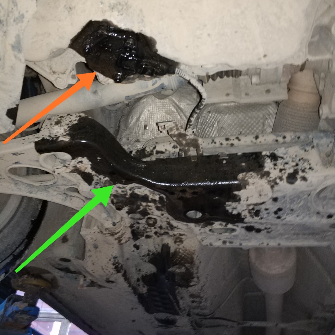 迈腾的发动机油底壳被碰漏油,幸好车主及时发现问题!