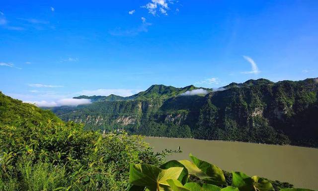 望海樓位於昭通市南郊鳳凰山西麓,距城約2公里,是清乾隆二十五年(1760