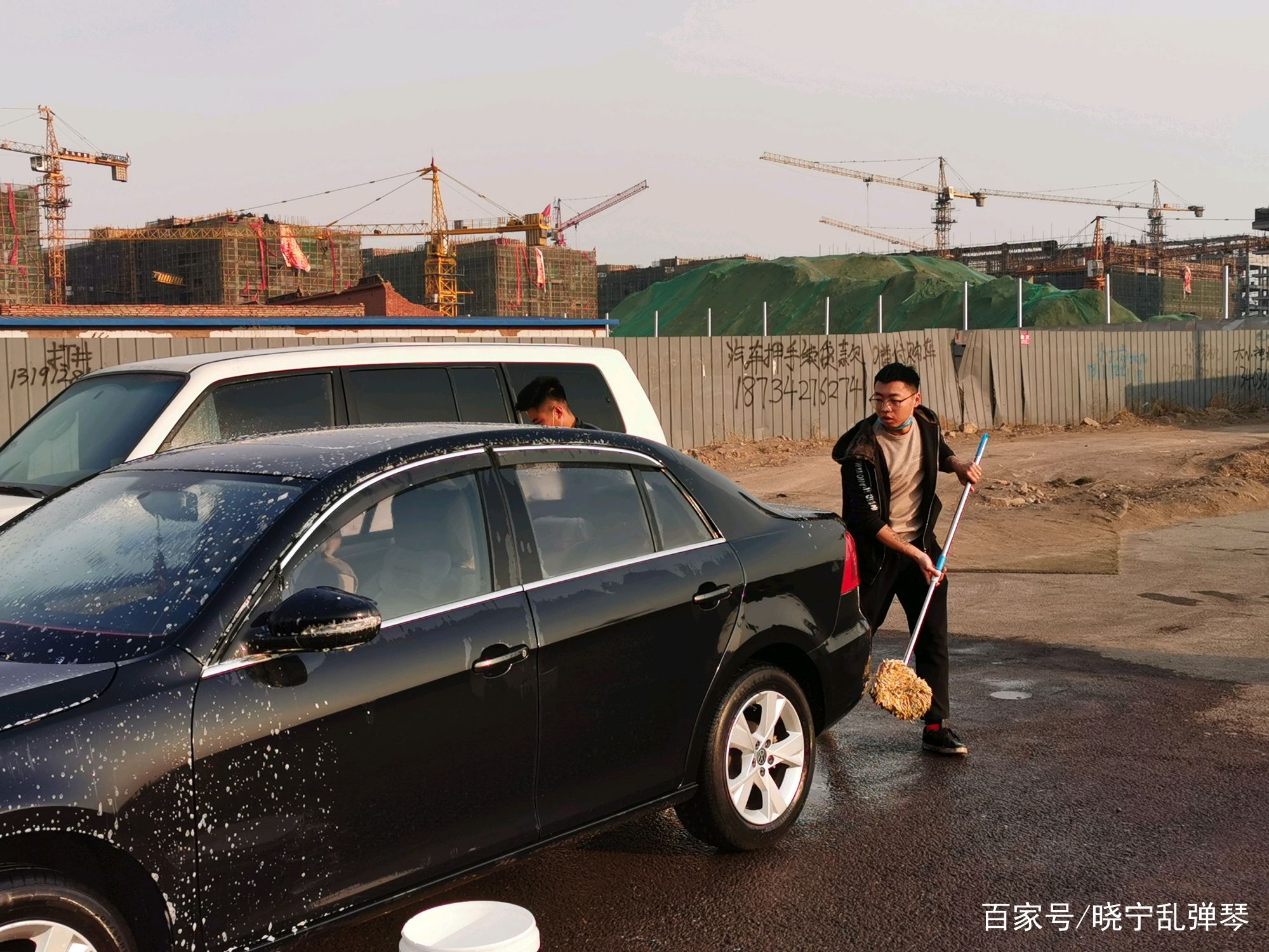 疫情期间如何挣钱 路边洗车 两个年轻人给我们的启示