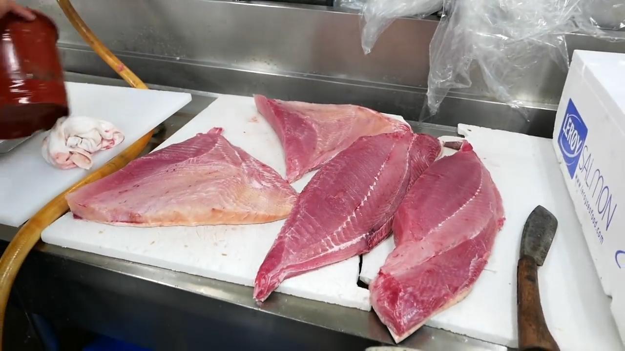 为什么日本人这么喜欢月亮鱼?厨师把鱼切开,这才知道原因