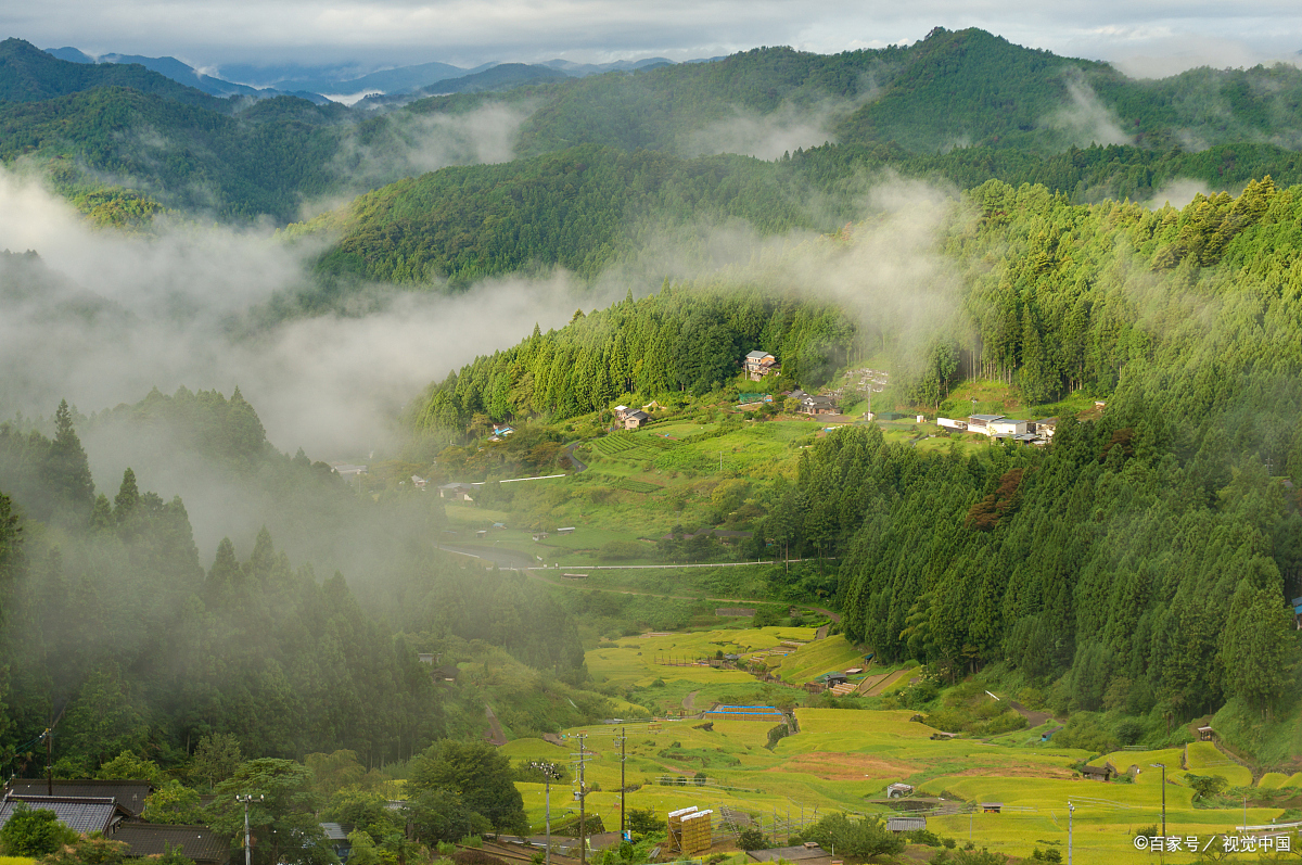 瓦屋山位于四川盆地西沿的眉山市洪雅县境内,距成都180公里,占地面积